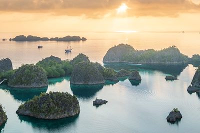 Vue sur une baie d'iles à l'aube du belvédère Piaynemo - Raja Ampat - Indonésie