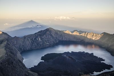 Volcan Rinjani et lac Segara Anak sur l'île de Lombok - Indonésie