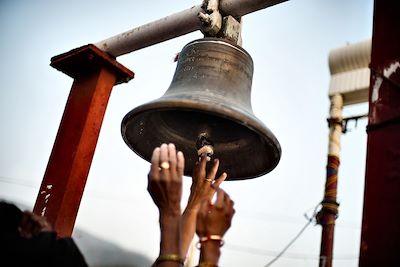 Cloche sacrée lors du pèlerinage de Kumbh Mela - Inde