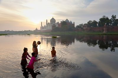 Taj Mahal et la collecte de l'eau sur les rives de la rivière Yamuna - Agra - Inde