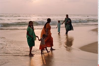 Famille sur une plage du Kerala