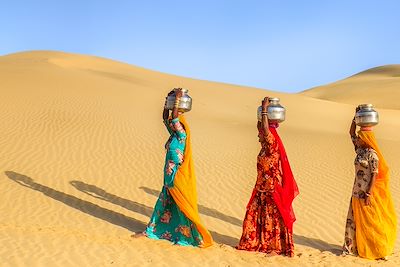 Des femmes indiennes portent des jarres d'eau dans le desert, Inde