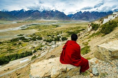 Moine de Karsha contemplant la plaine de Padum - Zanskar - Inde