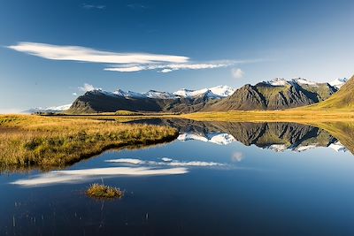 Magnifique paysage du sud de l'Islande, réflexion dans l'eau, glacier en fond - Islande