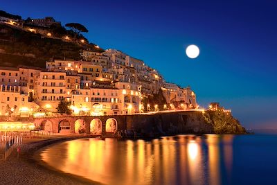 Vue de nuit d'Amalfi - Italie