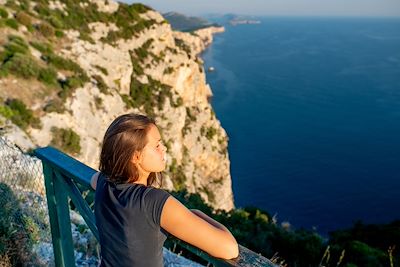 Femme observant la mer - Italie