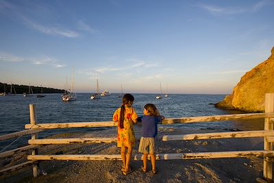 Enfants qui discutent au bord de l'eau - Iles Eoliennes - Sicile - Italie