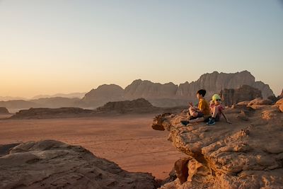 Enfants dans le désert de  Wadi Rum en Jordanie 