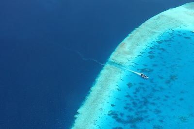 Entrée d'un bateau dans le lagon - Maldives 