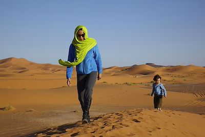 Enfant dans le désert marocain