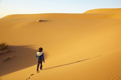 Enfant dans le désert marocain