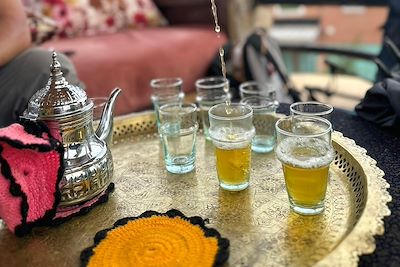 Dégustation du thé à la menthe traditionnel - Maroc