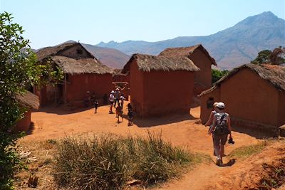 Randonnée dans un village dans la Vallée de Tsaranoro - Madagascar