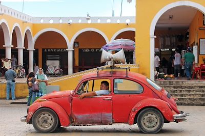 Homme dans une voiture devant un marché - Izamal - Mexique