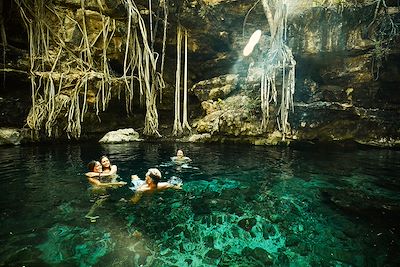 Baignade dans une cénote - Yucatan - Mexique