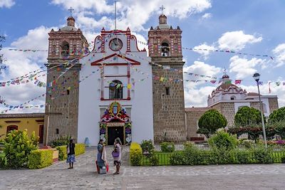 Les femmes autochtones zapotèques en costume traditionnel devant l'église de Tlacolula de Matamoros, Oaxaca, Mexique