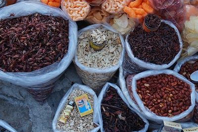 Chapulines (grillons) sur le marché de Cholula - Mexique