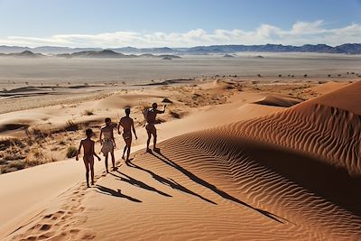 Bushmen San sur les dunes de Namibie