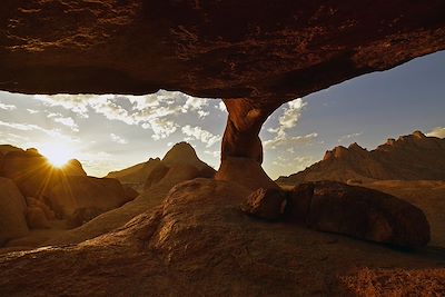 Rock Bridge dans la région de Spitzkoppe au coucher du soleil