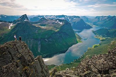 Randonneurs au sommet du Slogen - Øye - Hjørundfjorden - Møre and Romsdal - Norvège