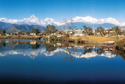 Annapurnas vues du lac Phewa - Région de Pokhara - Népal