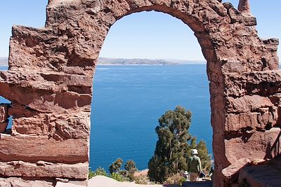 Lac Titicaca depuis l'arche de l'île de Taquile - Province de Puno - Pérou