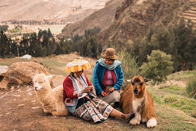 Femmes péruviennes portant des costumes traditionnels - Pérou