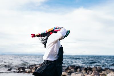 Peruvienne devant le lac Titicaca - Pérou