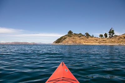 Kayak sur le lac Titicaca au Pérou