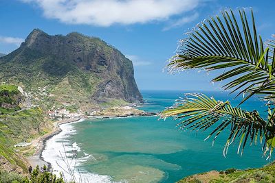 Baie de Porto da Cruz au pied du Rocher de l'aigle - Madère - Portugal