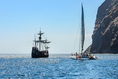 Réplique du navire historique de Christophe Colomb Santa Maria et catamaran de plaisance au large de Madère - Portugal