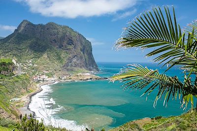 Baie de Porto da Cruz au pied du Rocher de l'aigle - Madère - Portugal