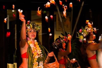 Danse polynésienne avec des pétales de fleurs - Tahiti - Polynésie française