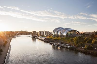 Sage Gateshead et le Millennium Bridge de Tyne Bridge, Newcastle upon Tyne, Royaume-Uni