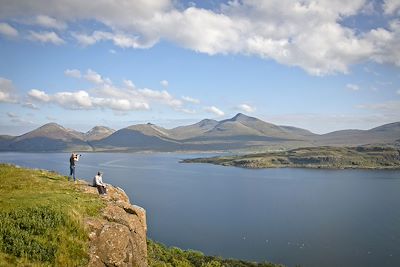  randonneur sur l'île de Mull, vue sur l'ïle Eorsa- Ecosse