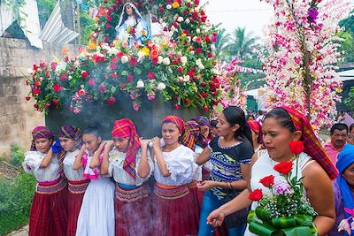 Les Salvadoriens participent à la procession du Flower & Palm Festival à Panchimalco - Salvador