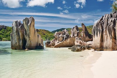 Formation rocheuse sur la plage de l'île de Curieuse - île de Praslin - Seychelles 