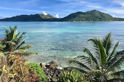 Vue sur l'île de La Digue depuis l'île de Praslin - Seychelles