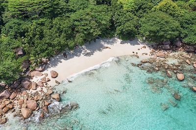 Vue aérienne de la plage de sable d'Anse Lazio - Ile de Praslin - Seychelles