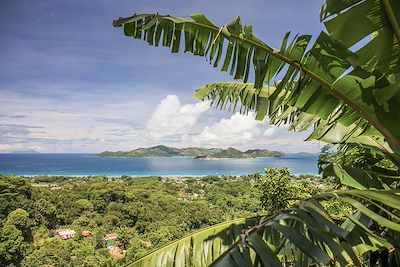 Ile de la Digue - Vue sur l'île de Praslin depuis le Nid d'Aigle - Seychelles