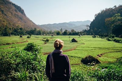 Femme regardant le paysage du nord de la Thaïlande