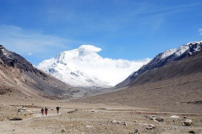 La face nord de l'Everest domine la vallée de Rongbuk au Tibet 