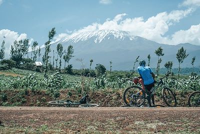 Cyclistes devant le Kilimandjaro - Tanzanie