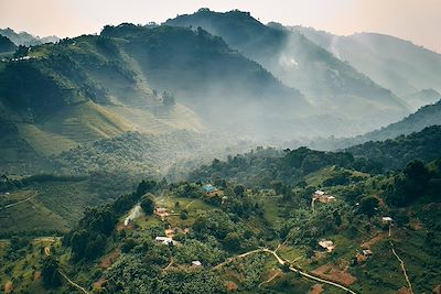 Petit village dans une vallée de montagne en Ouganda