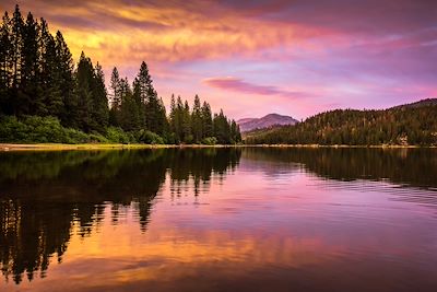 Lac Hume dans la forêt nationale de Sequoia - Californie 