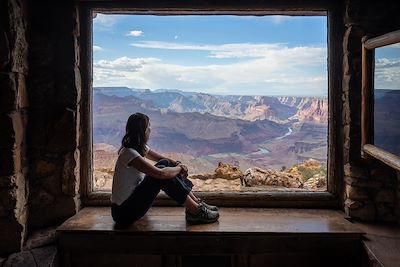 jeune femme regardant un point de vue sur le Grand Canyon National Park 