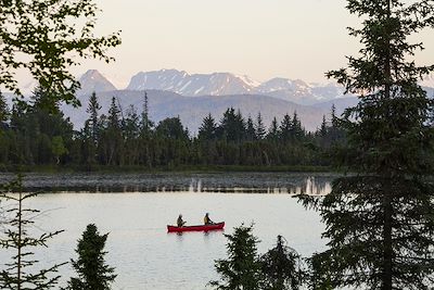 Canoe sur un lac 