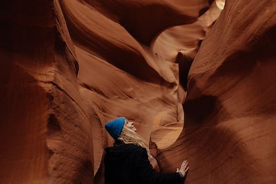 jeune femme à Antelope Canyon, Arizona