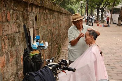 Coiffeur dans la rue - Hanoi - Vietnam