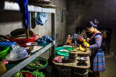 Femme Hmong préparant le repas - Vietnam 